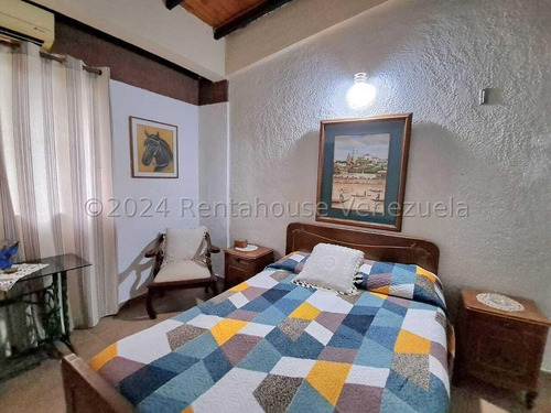 Julio Latouche 24-20805 Hermosa Casa En Alquiler Colinas De Guataparo Valencia, Amplias Áreas Verdes, Tanque De Agua 10.000 Lts.