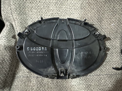 Emblema Original Delantero De Toyota Hilux 2016-2020 (Usado)