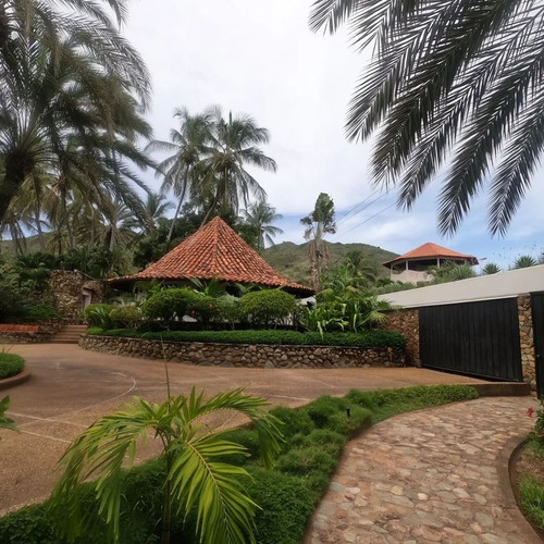 Espectacular Casa Con Vista Al Mar Y Potencial Para Posada En El Sector  La Mira De Playa El Agua