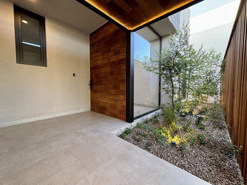 Residencia De Lujo Con Alberca, Área Verde Posterior- Altozano