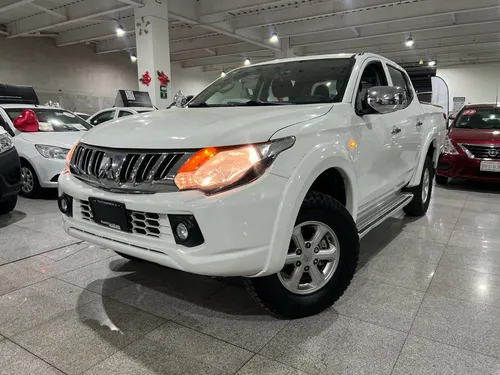 Mitsubishi L200 2.4 Cabina Doble 4x2 Mt