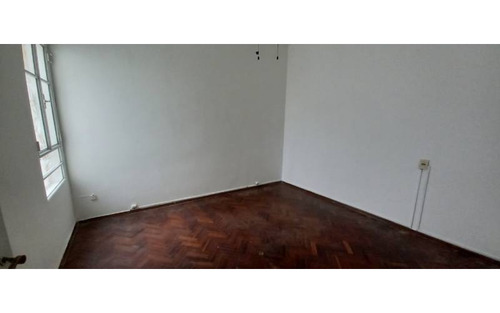 Imagen 5 de 10 de Sobre Pedernal, A Una Cuadra De Br Artigas. Primer Piso Por Escalera. Apto Luminoso, Muy Bien Ubicado.