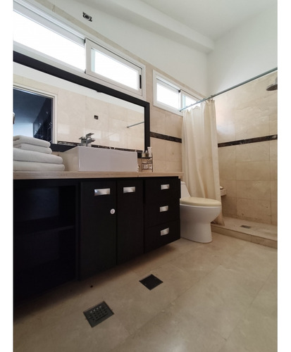 Se Alquila Bello Apartamento Ubicado En Loma Linda.