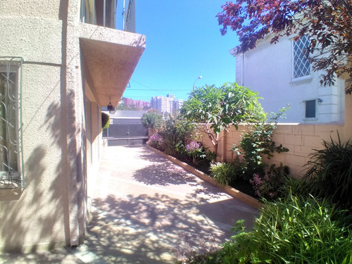 Solida Casa De Dos Pisos En Miraflores Bajo