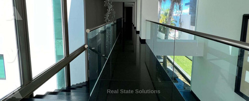Casa En Venta, 5 Recamaras, Frente Laguna, Jacuzzi, Piscina, Isla Dorada Cancun.