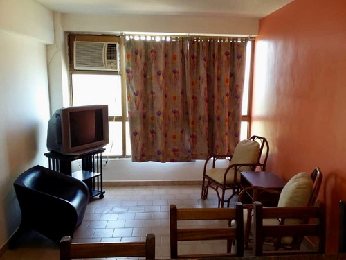 Imagen 10 de 19 de Apartamento En Higuerote Vista Al Mar. Edificio Muy Bien Conservado. Piso Medio. Salida A La Playa. Vigilancia 24h. Buena Oportunidad. Muy Cerca De Todo!!
