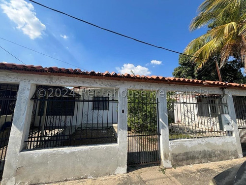 Casa Para Remodelar Ubicado En Urb. Ciudad Alianza, La Misma Cuenta Con 3 Habitaciones, 2 Banos, 2 Anexos Con Entrada Independiente Cada Uno Y 2 Puestos De Estacionamiento