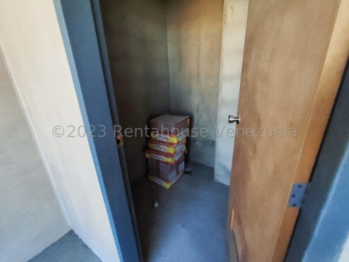 Rahdeleste Oficina En Venta Barquisimeto Trae Para Ti, Amplia Y Cómoda Oficina, En Zona Estratégica Ubicación En El Este De Barquisimeto, En Obra Gris, Para Remodelar