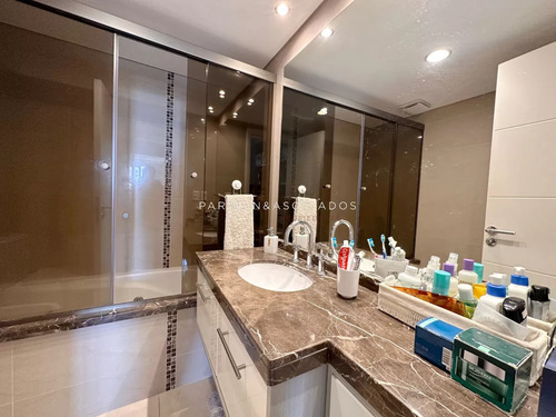 Apartamento En Venta De 2 Dormitorios En Casino Tower, Punta Del Este.