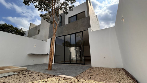 Villa Con Alberca, En Privada Residencial En Venta En Temozón Norte, Mérida