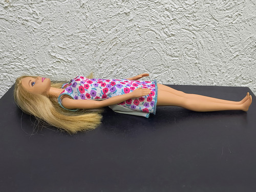 Barbie Doll Básica Mattel Vestido Fondo Blanco 2015 Original (Usado)