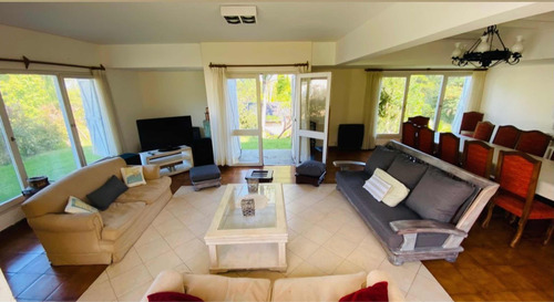 Casa Dumbus Gran Casa Pinamar Centro 14 Personas + Cuna, Pet Friendly, Parrilla, Parque, Metegol, Wifi Fibra 300mega Eventos