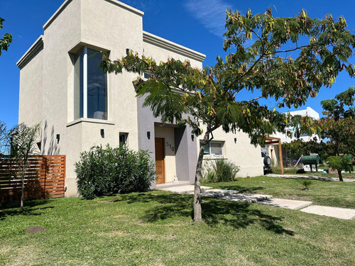 Hermosa Casa En  Venta En Barrio Santa Elena Pilar Del Este