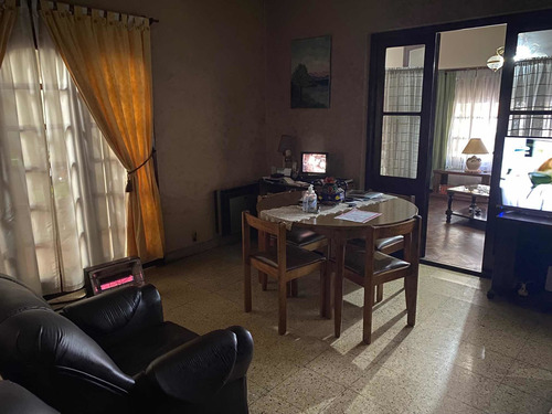 Casa En Banfield Oeste, Excelente Ubicación.