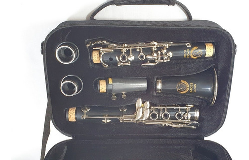 Imagem 8 de 10 de Clarinete Eagle Cl04 Sib 17 Chaves C/ Estojo Cl 04 Clarineta