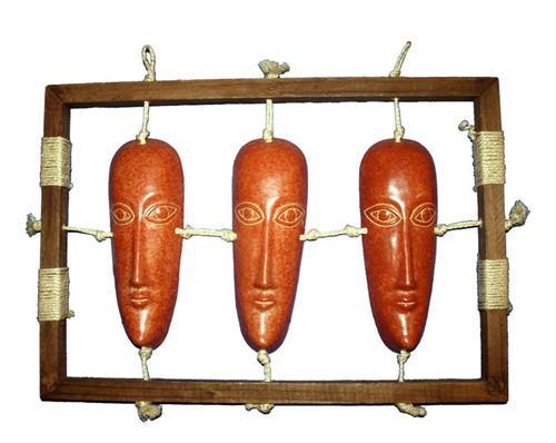 Tres Máscaras Africanas De Barro Con Marco De Madera
