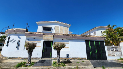 En Venta Hermosa Quinta En Valles De Camoruco Valencia Calle Cerrada, 231249 Rr