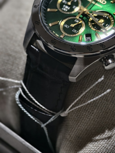 Reloj Seiko Selection Cronógrafo Caballero Sbtr017 Correa Marrón Oscuro Bisel Plateado Fondo Verde