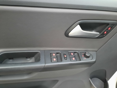 Imagen 15 de 18 de Volkswagen Suran 2014 1.6 Highline 101cv Cuero