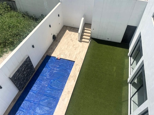 Casa En Venta En La Encomienda, Escobedo, Nuevo León Con Alberca Y Terrazas, 4 Recámaras, 3 Niveles, Alberca, Frente A Parque.