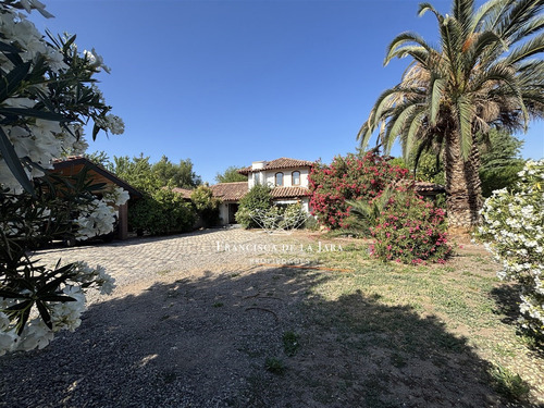 Casa Chilena, Parcela En Condominio. 5d+4b + Servicios.