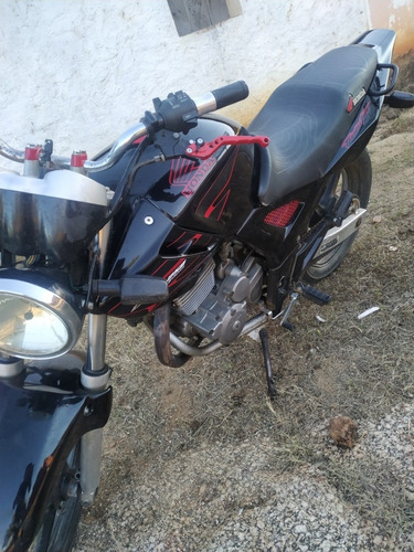 Imagem 2 de 4 de Honda Twister Preta