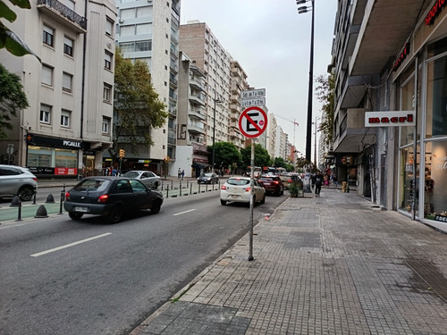 18 De Julio Entre Requena Y Paullier. Para M O T O