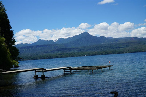 Sitio En Lago Calafquen. Orilla Lago Y Vista A 3 Volcanes.