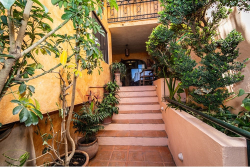 One Level Centro Condo