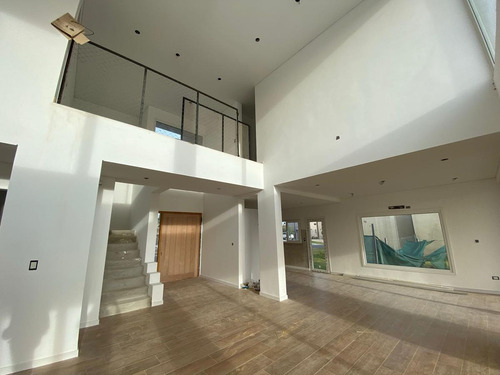 Imagen 10 de 15 de Casa En Venta Canton Norte A La Laguna Excelente Orientación Y Vista
