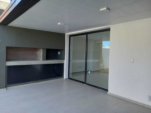 Amplio Duplex En Venta En Greenville Ii