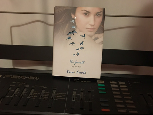Demi Lovato Stay Strong - Libro En Español 