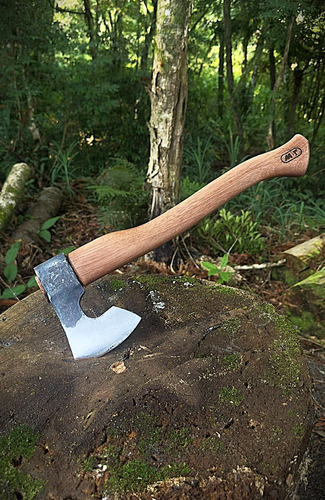 Machado de mão MBT GRIPS MBT TOMAHAWK com alça de madeira
