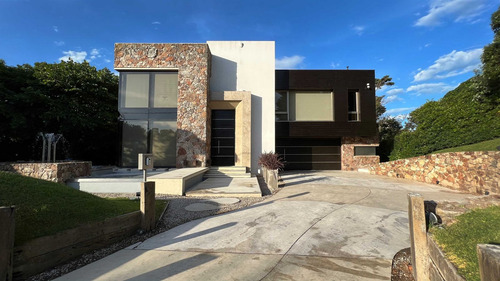 Pinamar Centro Exclusiva Casa 6 Ambientes C/piscina, Quincho, Parque, Parrilla. Inmejorable Por Su Ubicación Y Su Diseño Atemporal.