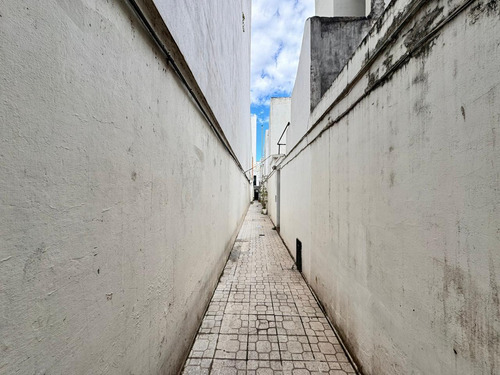 Venta - Casa Pasillo A 2 Cuadras Del Río. 3 Dormitorios Y Patio. Alquila Cochera En Edificio Al Lado