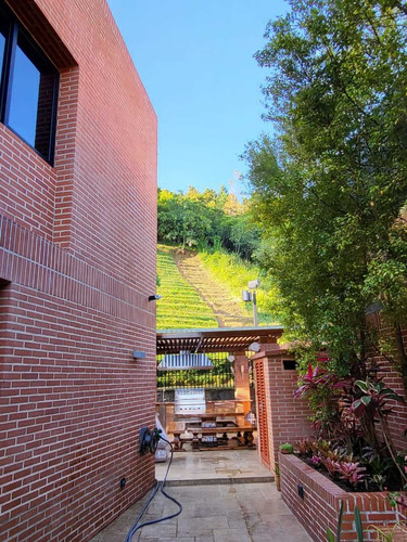 Vendo Espectacular Town House Con Vista. 590 M2. Sorokaima