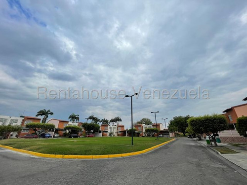 Town House En Venta En Urb. Privada Maracay 25-16988 Holder