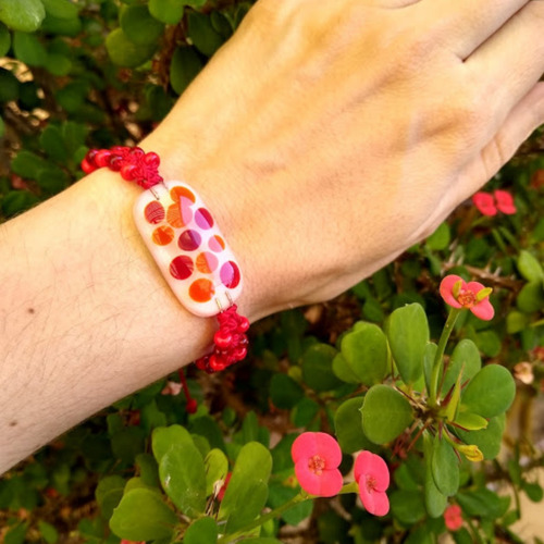 Imagen 2 de 5 de Pulsera Tejida Chaquiron Lunares Rojos