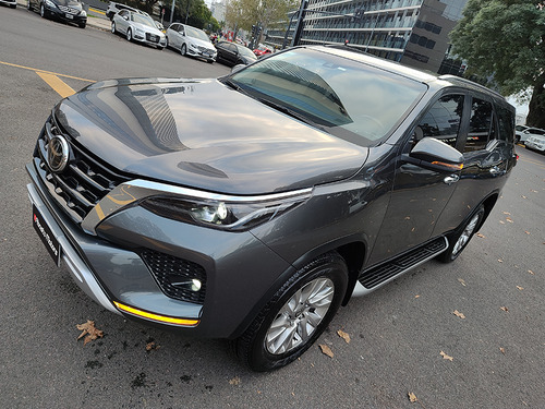 Imagen 2 de 20 de Toyota Hilux Sw4 2021 Srx 4x4 At 7 Asientos Abasto Motors