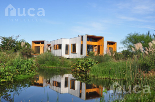 Venta | Casa Nueva De Increible Diseño En Magico Entorno Natural Sobre Laguna