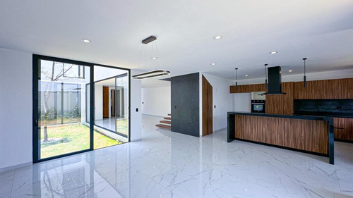 Casa En Venta En Metepec Con Diseño Moderno Y Jardín Interno