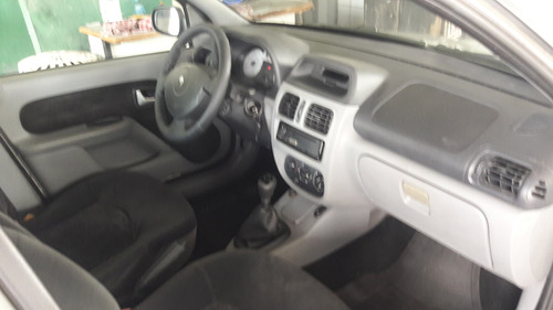 Renault Clio Sedan 1.6 16v Privilège Hi-flex 4p