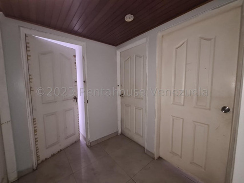 Pent House En Venta De 2 Niveles, Con Amplios Y Ventilados Espacios En San Bernardino, 25-4833