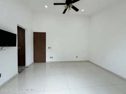 Renta - Vista Real. Casa, Cuarto De Servicio, 4 Recámaras, Alberca, Área De Tv