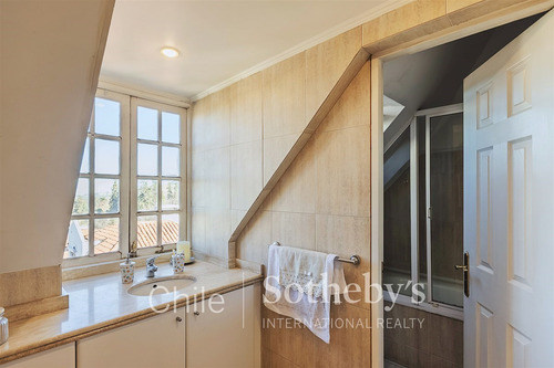 Casa En Venta De 8 Dorm. En Lo Barnechea