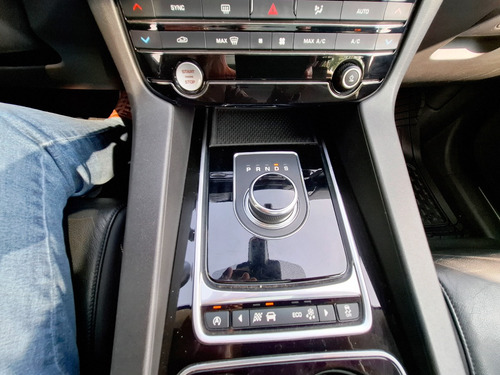 Jaguar F-PACE 2.0 I D Prestige