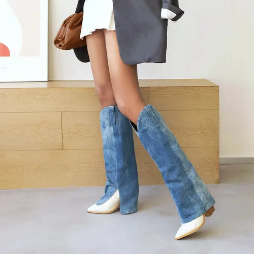 Mezclilla con botas sale