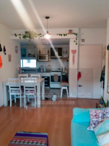 Imagen 2 de 9 de Departamento De 2 Amb Al Fte A Mts. De Av. Rivadavia En Ramos Mejía.