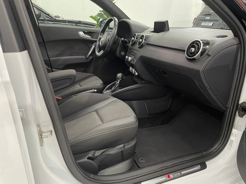 Imagem 6 de 15 de Audi A1 1.8 Tfsi Sportback Com Teto Solar Motor Sline