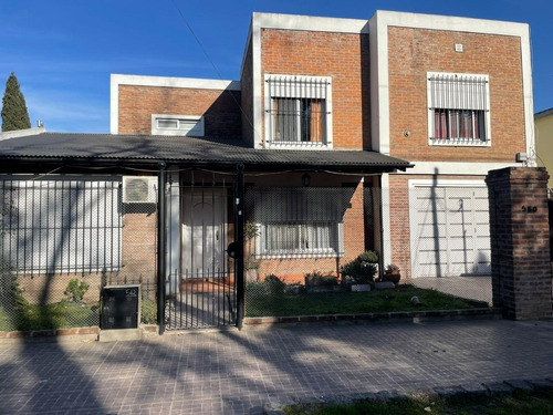 Casa En Venta - 4 Dormitorios 3baños - 310mts2  - Monte Grande